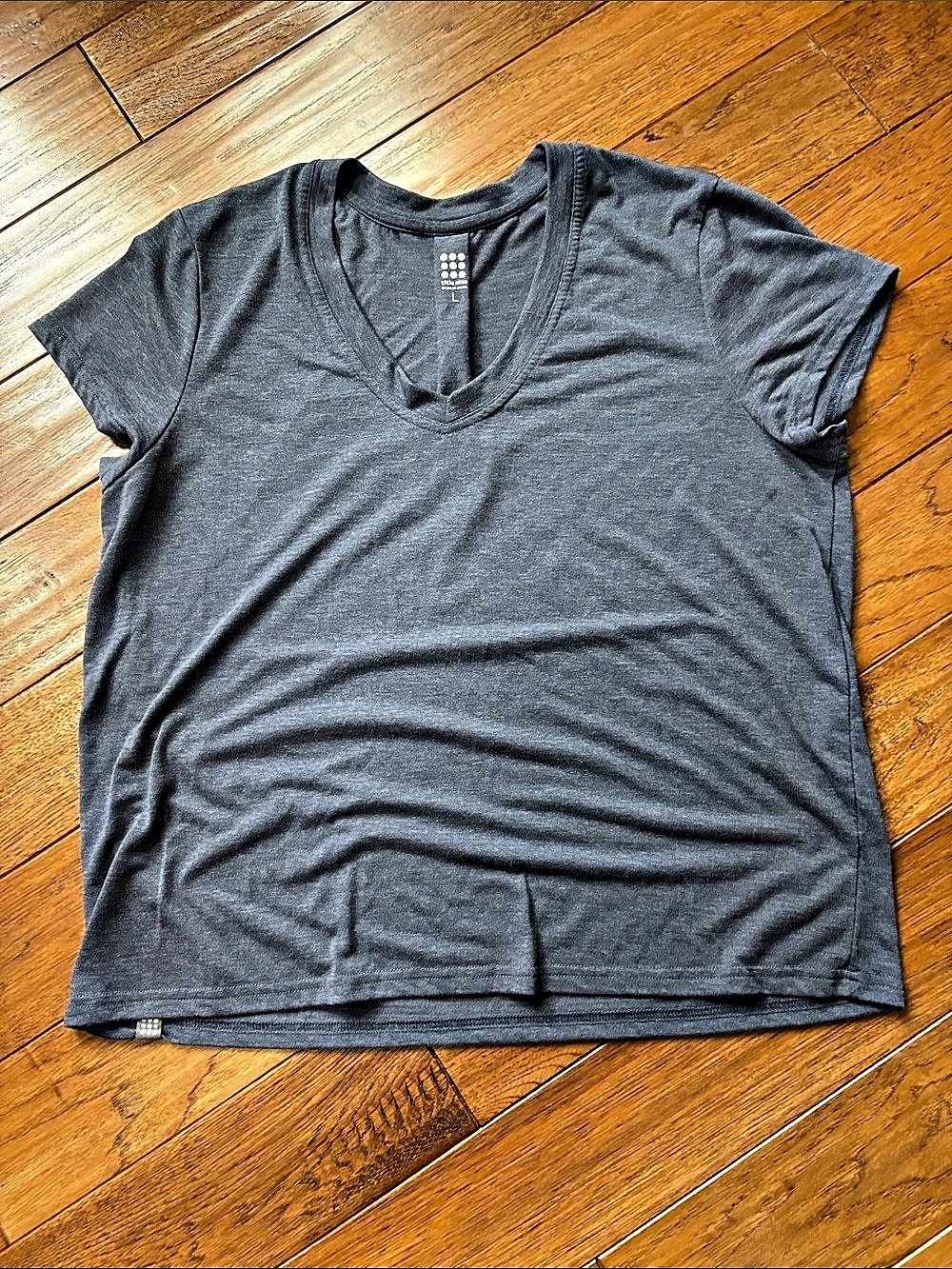 title nine Short Sleeve V-Neck Tee Gray Large